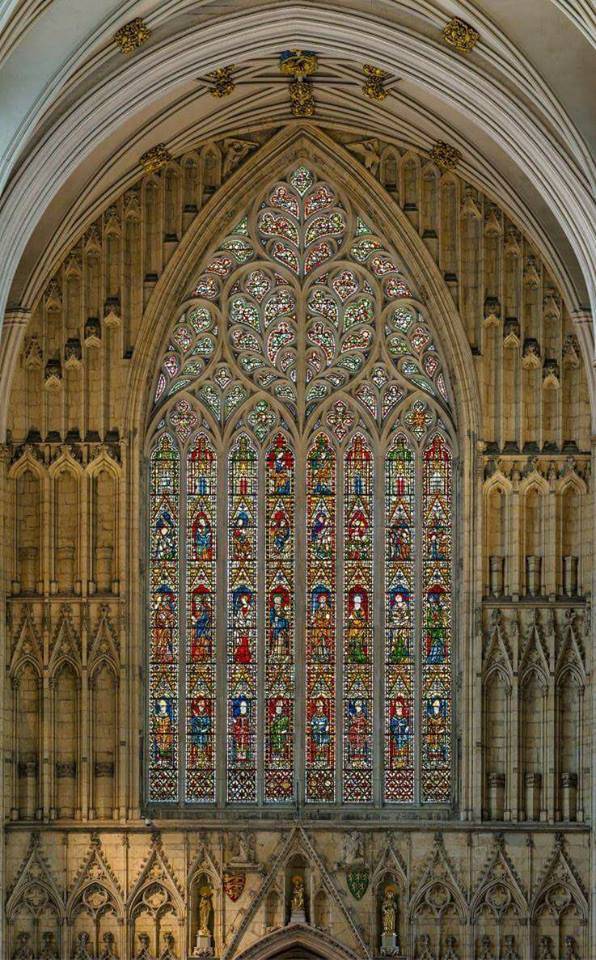 Czy wiecie, że ponad połowa wszystkich średniowiecznych witraży angielskich znajduje się w katedrze York Minster? Zdjęcie przedstawia najpiękniejszy z nich, zwany Sercem Yorkshire. Zobaczymy go na żywo już w sierpniu, podczas obozu językowego!  Happy Valentine’s Day, everyone! ❤❤❤