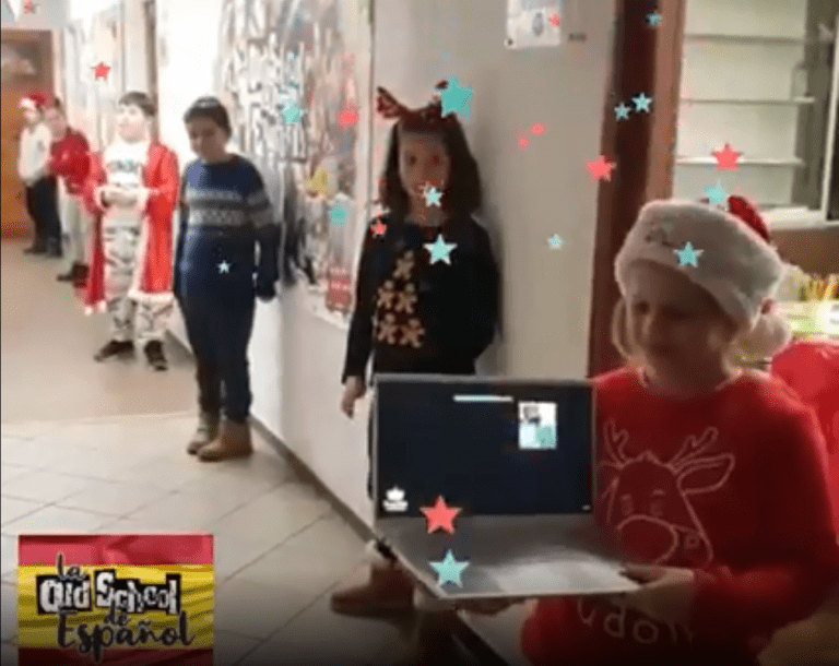 Na dobry początek świątecznego tygodnia zapraszamy Was do wspólnego pośpiewania z dzieciaczkami z grupy uczącej się języka hiszpańskiego